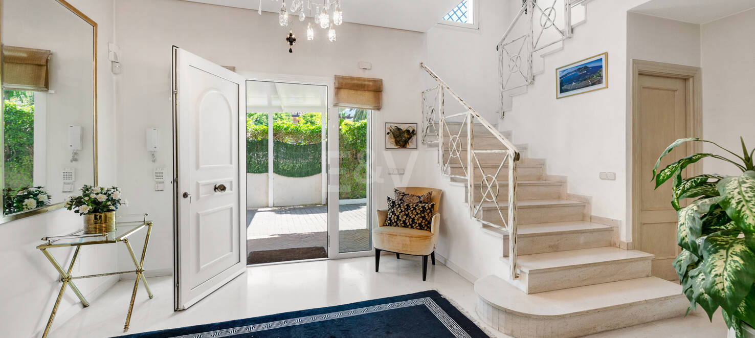 Beautiful Villa in the Heart of Nagüeles with Lush Garden and Sea Views