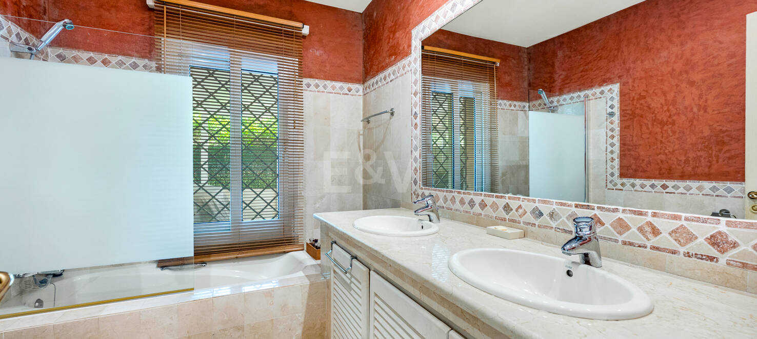 Beautiful Villa in the Heart of Nagüeles with Lush Garden and Sea Views