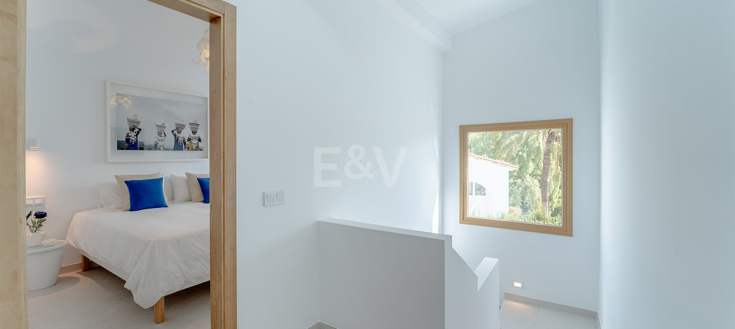 Stylish 4-Bedroom Villa with Sea Views and Modern Comfort in Río Real