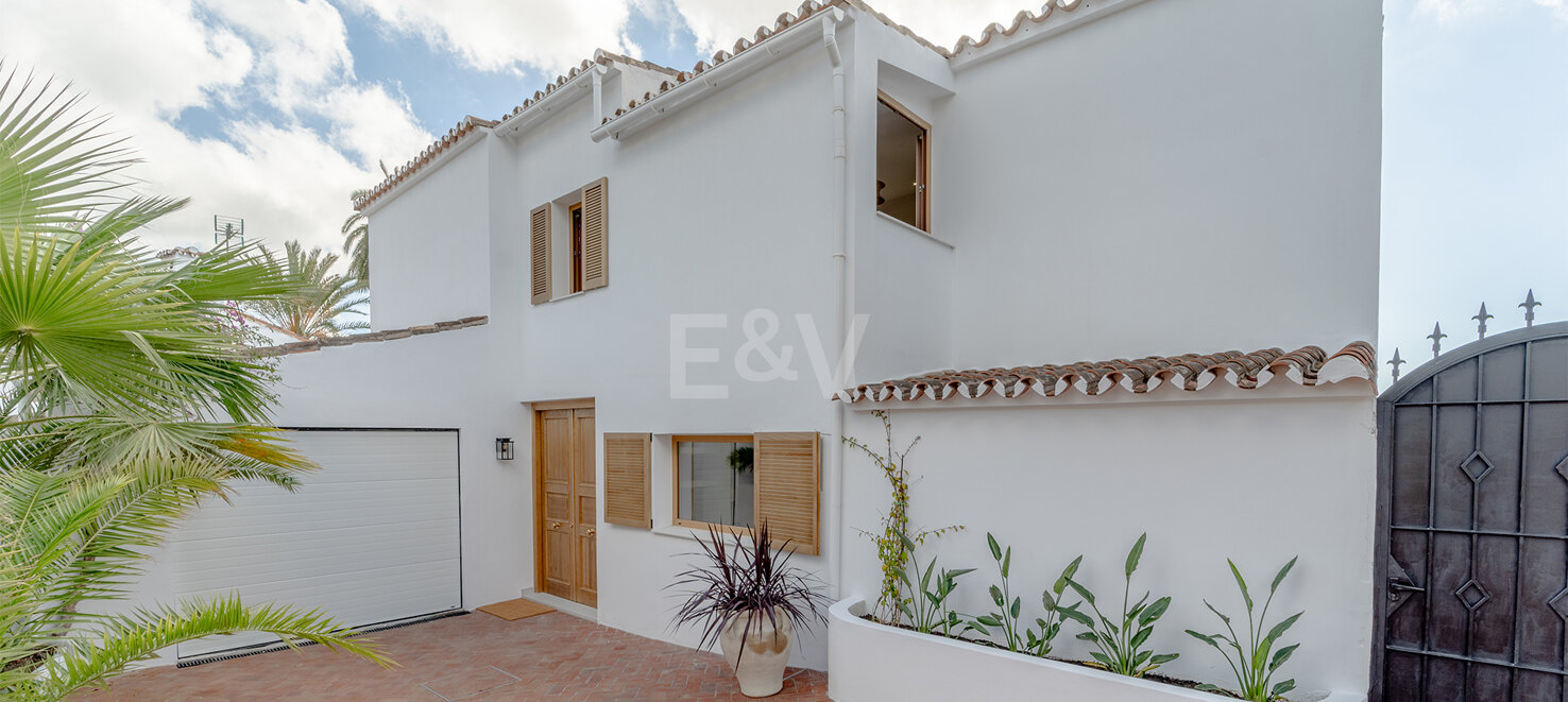 Stylish 4-Bedroom Villa with Sea Views and Modern Comfort in Río Real