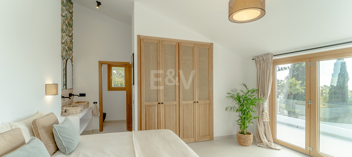 Stylish 4-Bedroom Villa with Sea Views and Modern Comfort in Río Real