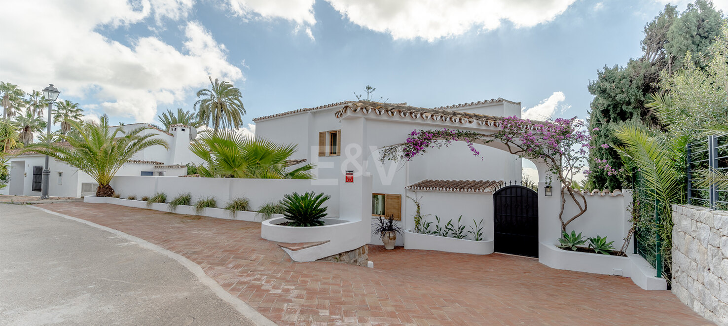 Stylish 4-Bedroom Villa with Sea Views and Modern Comfort in Río Real