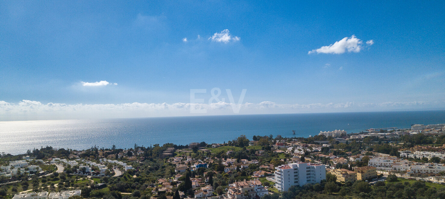 Stylish 4-Bedroom Villa with Sea Views and Modern Comfort in Río Real