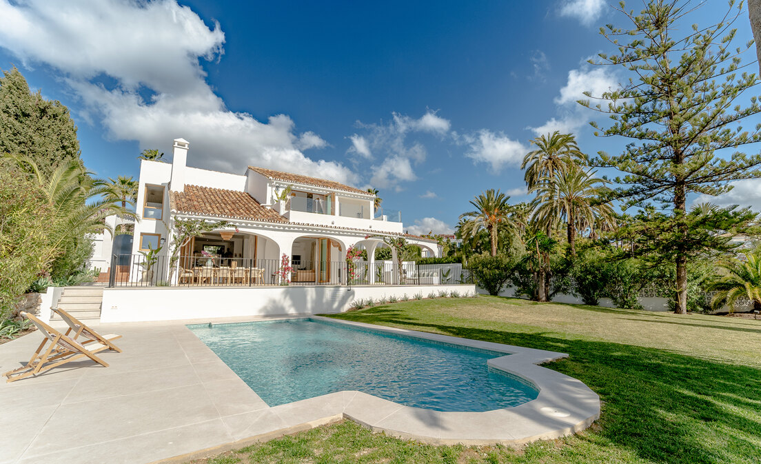 Stylish 4-Bedroom Villa with Sea Views and Modern Comfort in Río Real