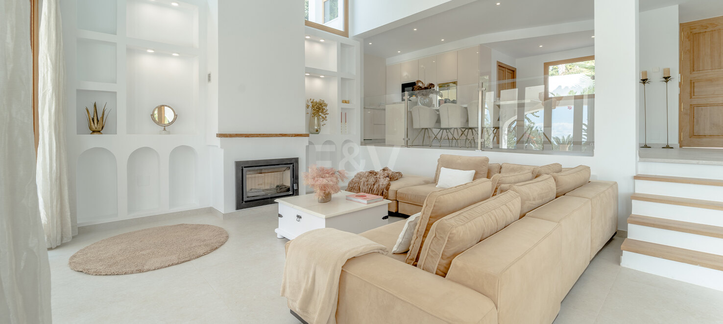 Stylish 4-Bedroom Villa with Sea Views and Modern Comfort in Río Real