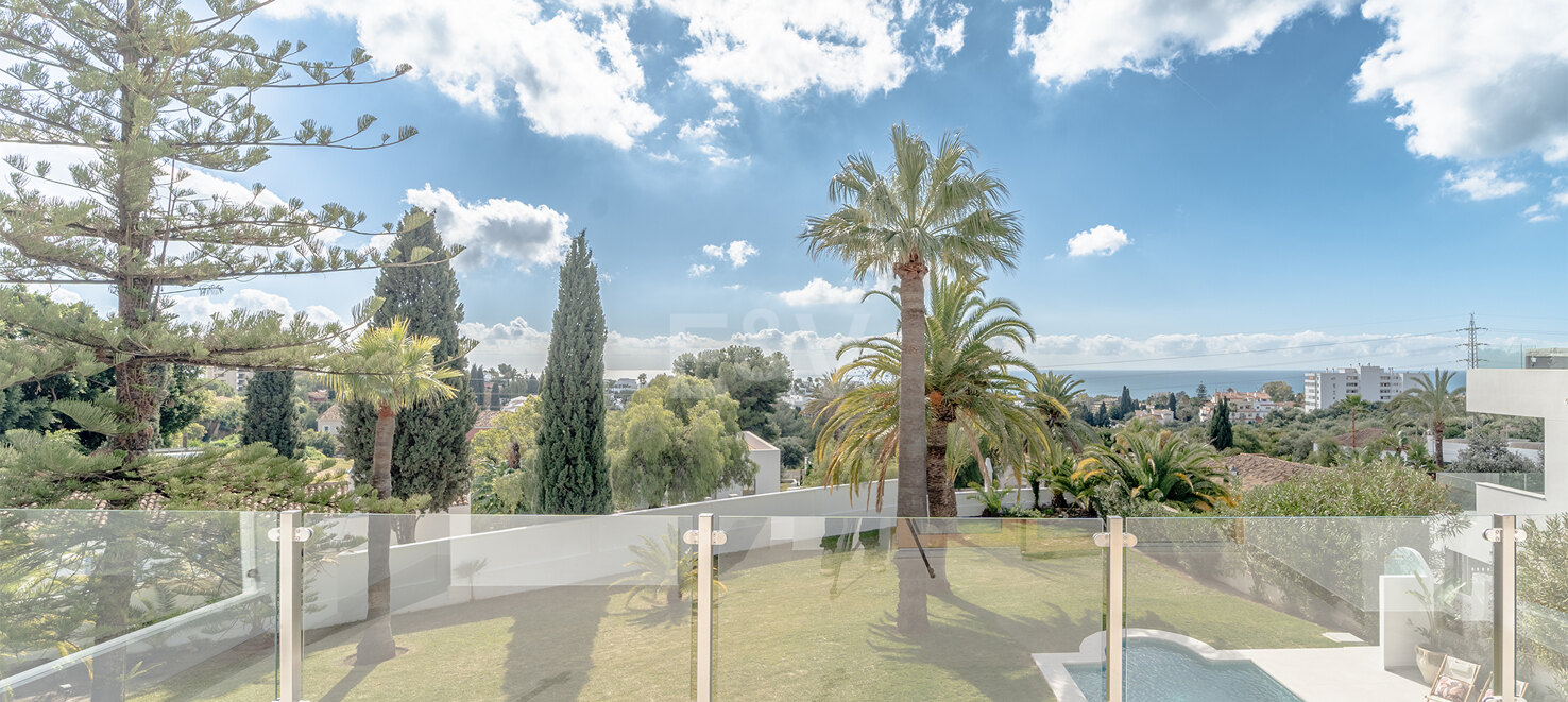 Stylish 4-Bedroom Villa with Sea Views and Modern Comfort in Río Real