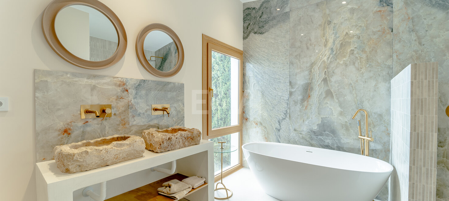 Stylish 4-Bedroom Villa with Sea Views and Modern Comfort in Río Real