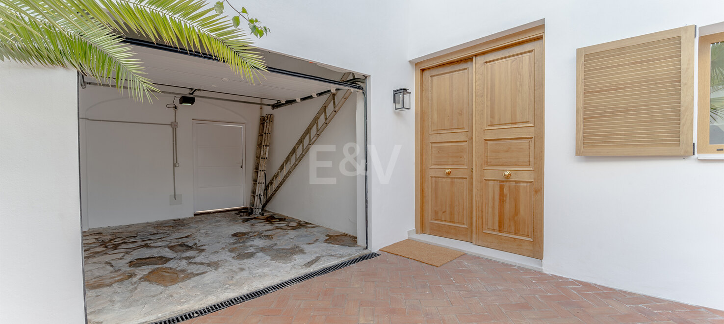 Stylish 4-Bedroom Villa with Sea Views and Modern Comfort in Río Real