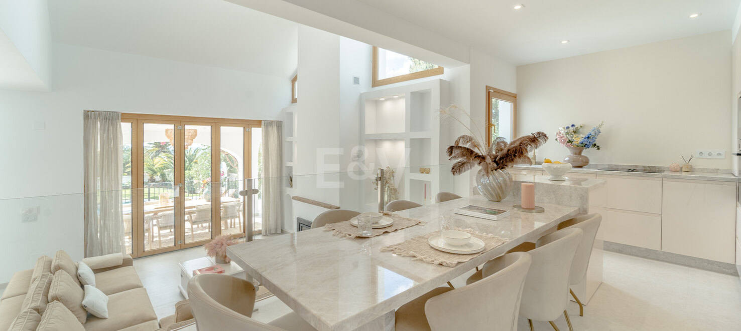 Stylish 4-Bedroom Villa with Sea Views and Modern Comfort in Río Real
