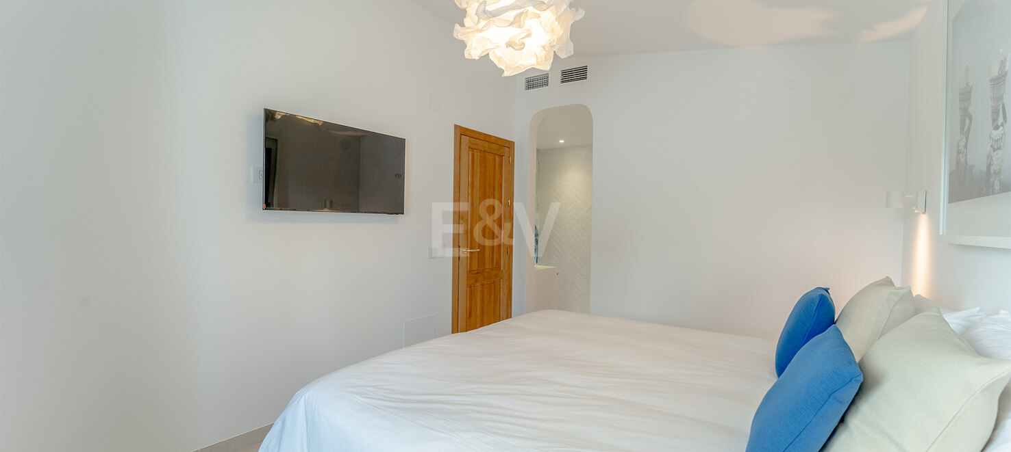 Stylish 4-Bedroom Villa with Sea Views and Modern Comfort in Río Real
