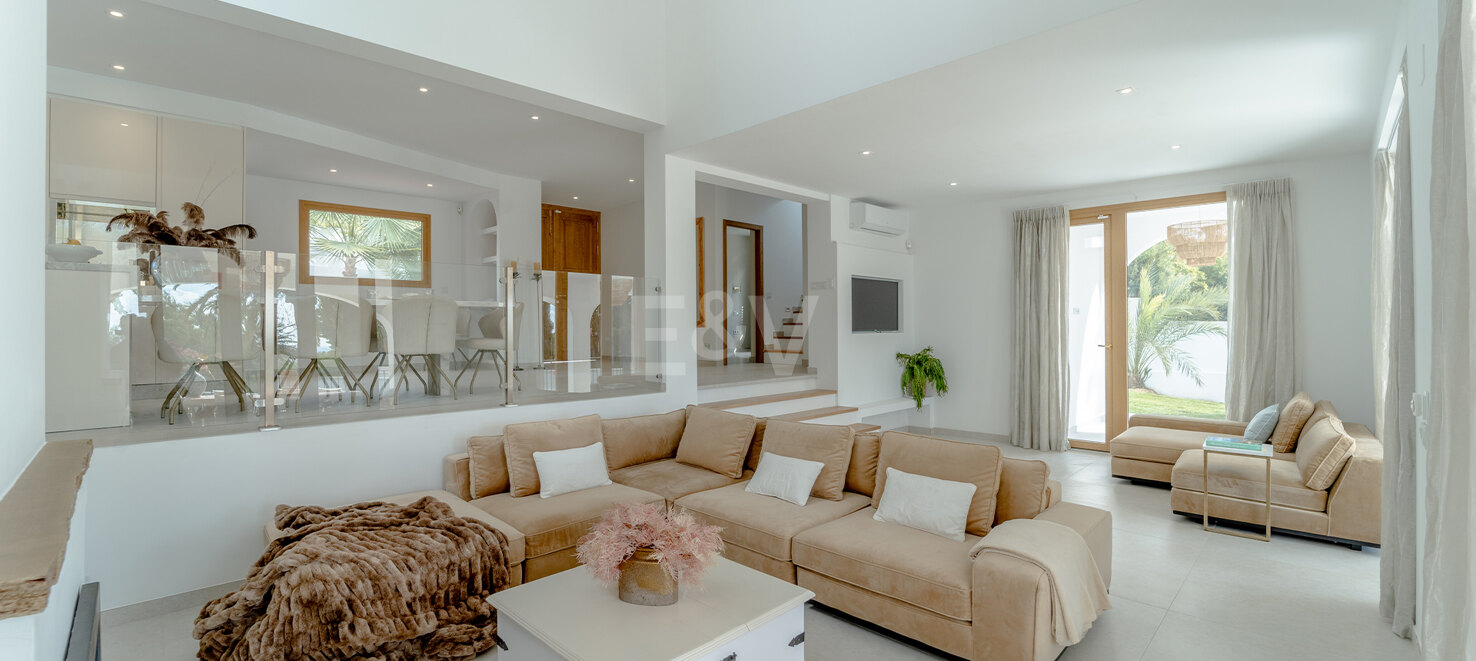 Stylish 4-Bedroom Villa with Sea Views and Modern Comfort in Río Real
