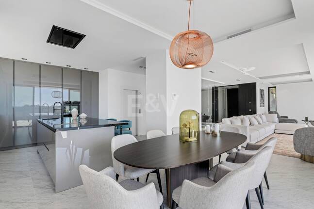 Villa design avec vue panoramique sur la mer dans le prestigieux Golf Resort