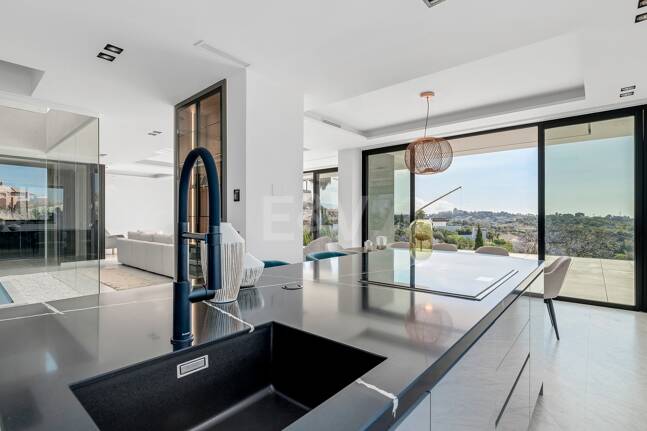 Villa design avec vue panoramique sur la mer dans le prestigieux Golf Resort