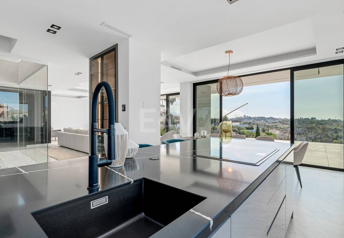 Villa design avec vue panoramique sur la mer dans le prestigieux Golf Resort