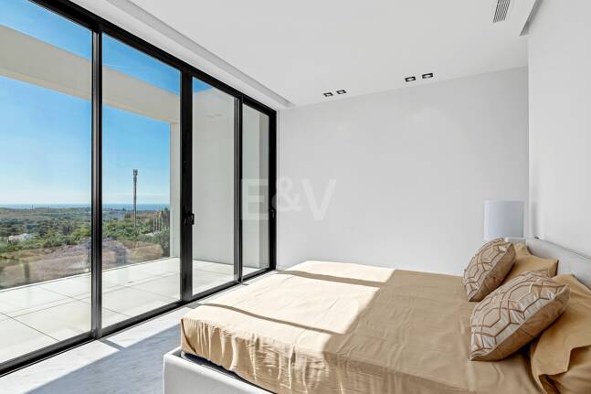 Villa design avec vue panoramique sur la mer dans le prestigieux Golf Resort