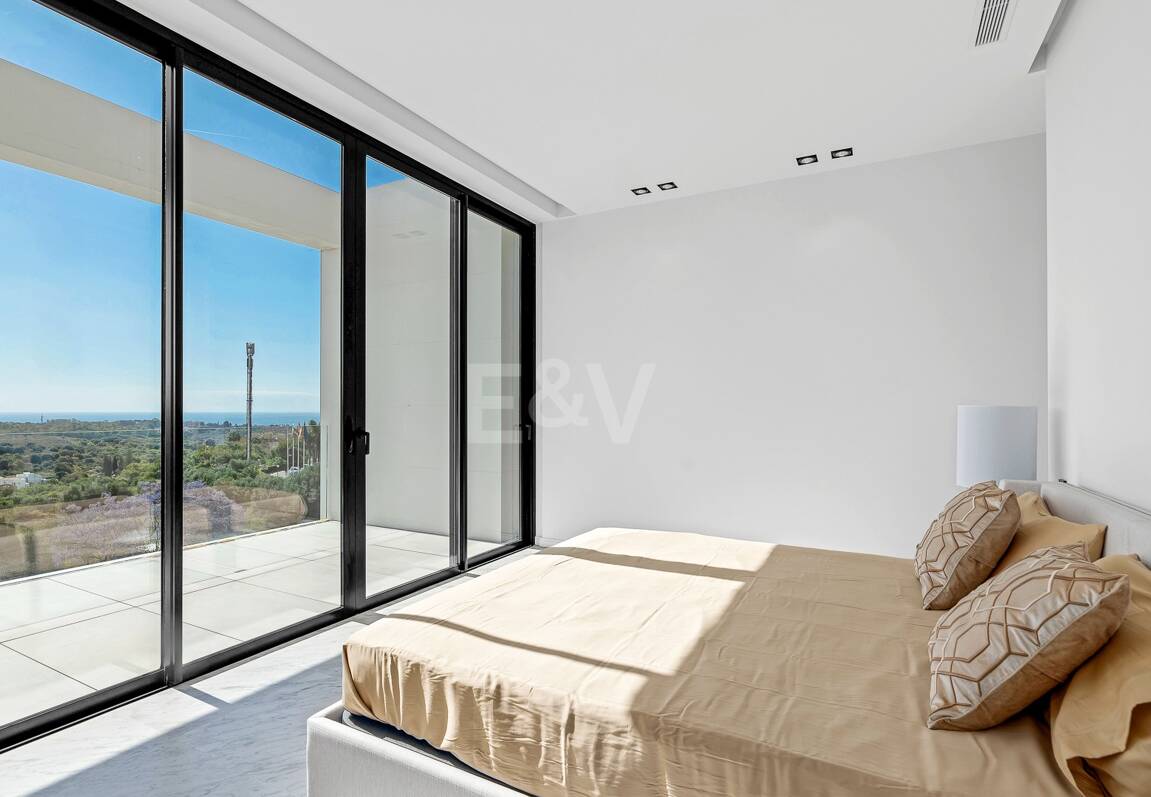 Villa design avec vue panoramique sur la mer dans le prestigieux Golf Resort