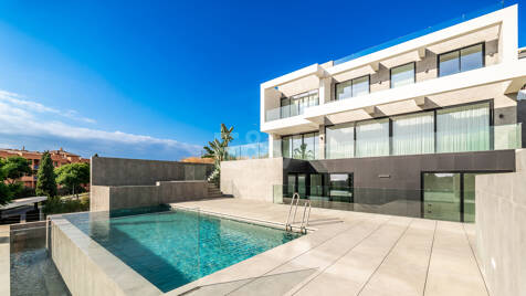 Villa design avec vue panoramique sur la mer dans le prestigieux Golf Resort