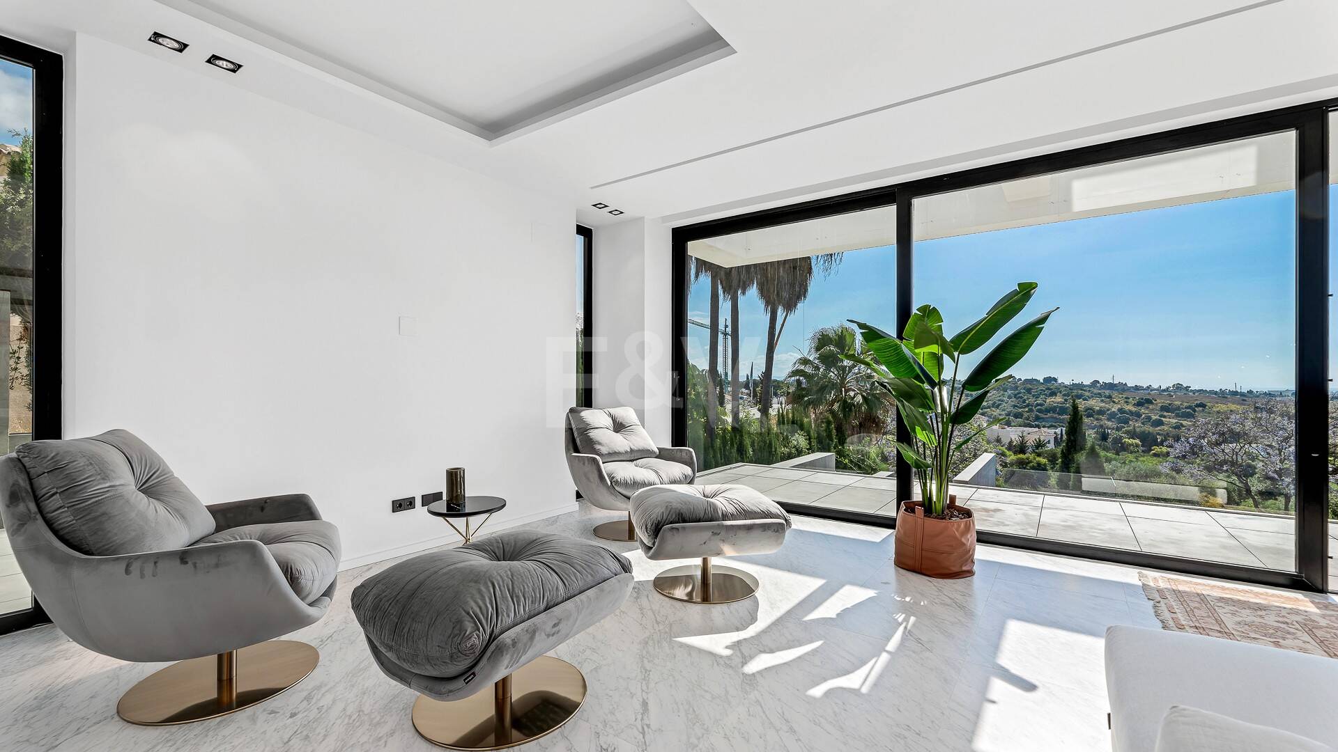 Villa design avec vue panoramique sur la mer dans le prestigieux Golf Resort