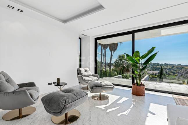 Villa design avec vue panoramique sur la mer dans le prestigieux Golf Resort