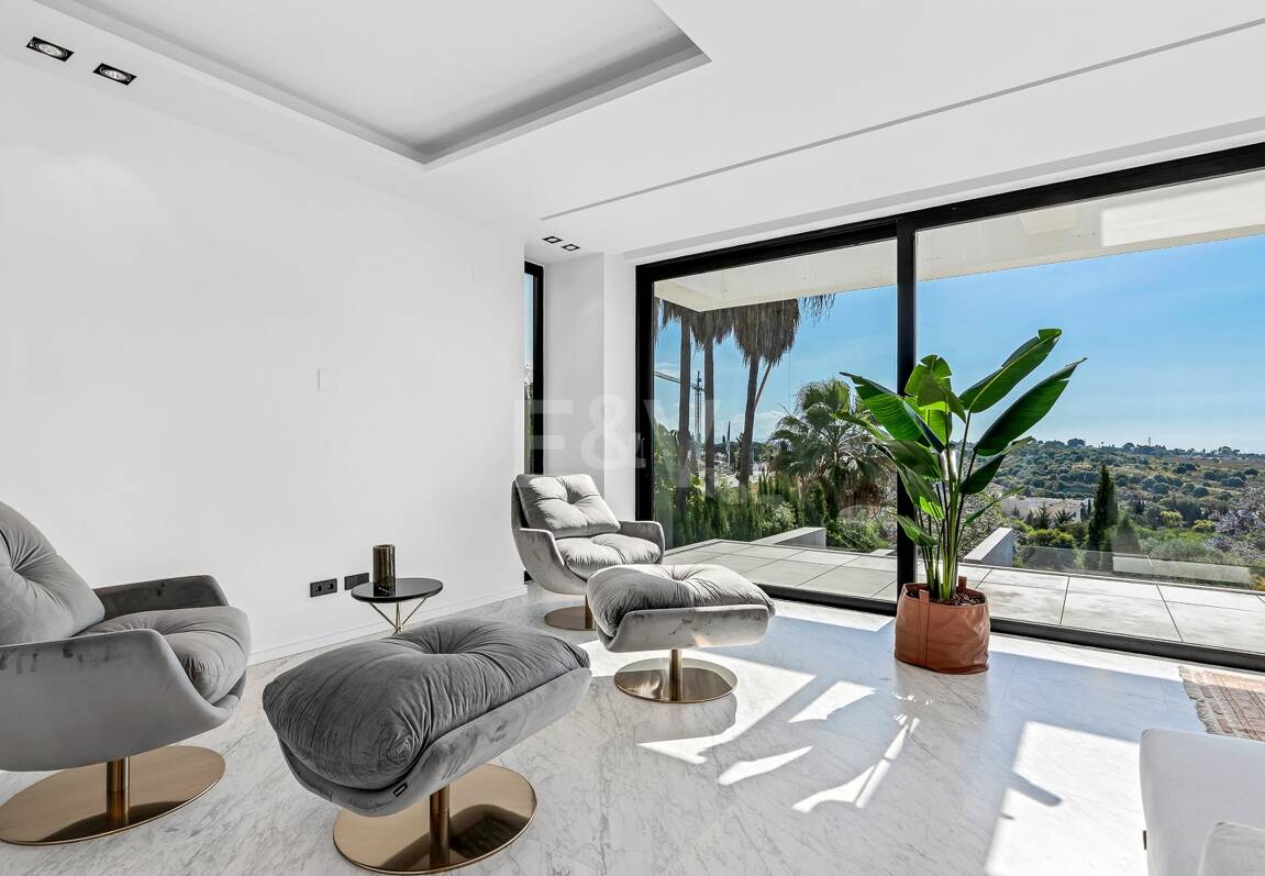 Villa design avec vue panoramique sur la mer dans le prestigieux Golf Resort