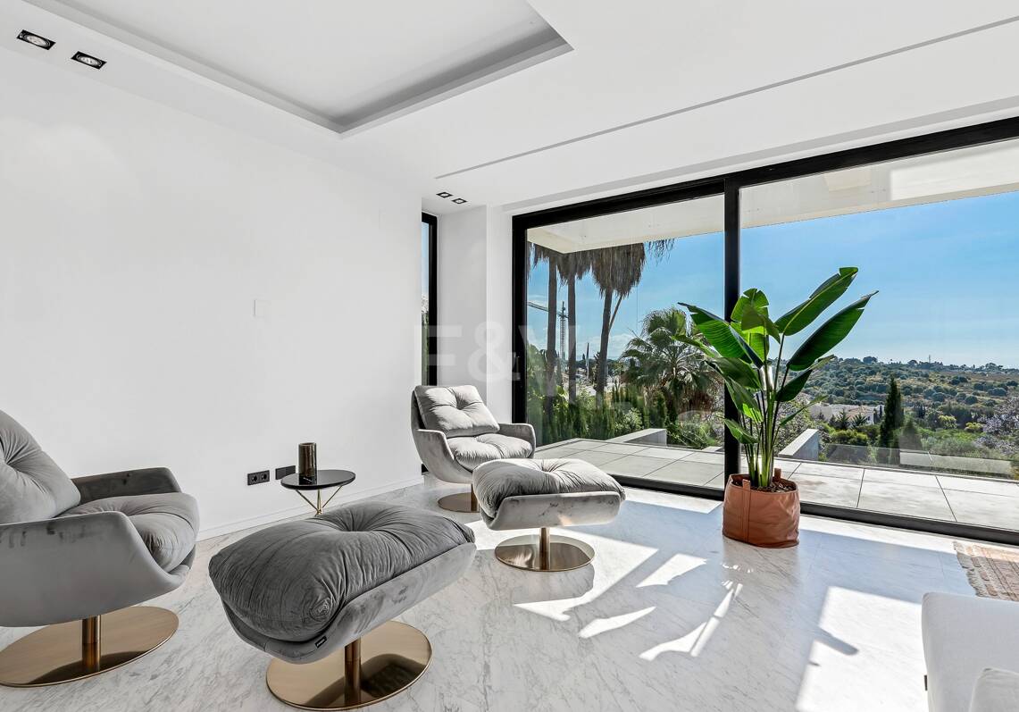 Villa design avec vue panoramique sur la mer dans le prestigieux Golf Resort