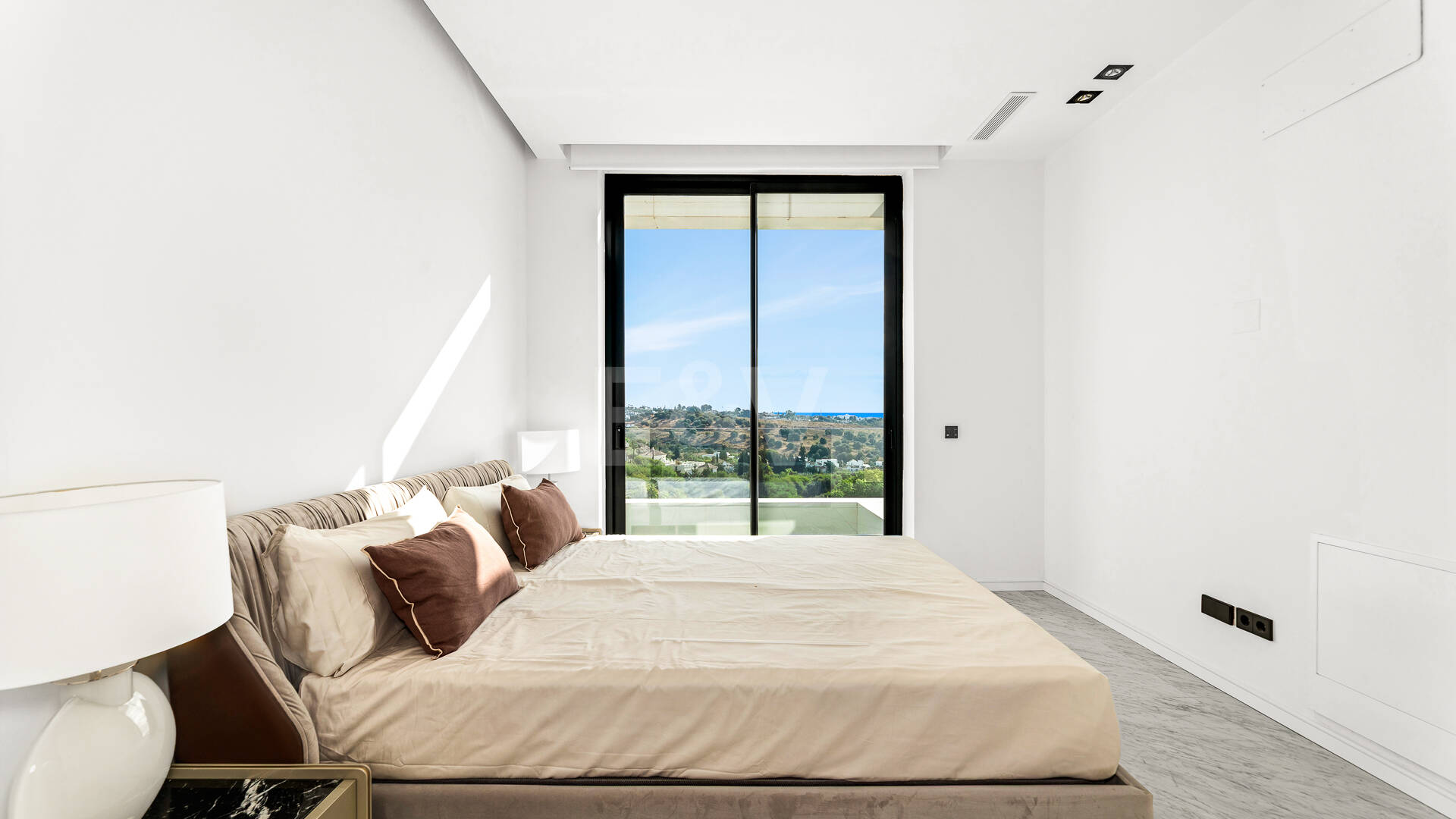 Villa design avec vue panoramique sur la mer dans le prestigieux Golf Resort