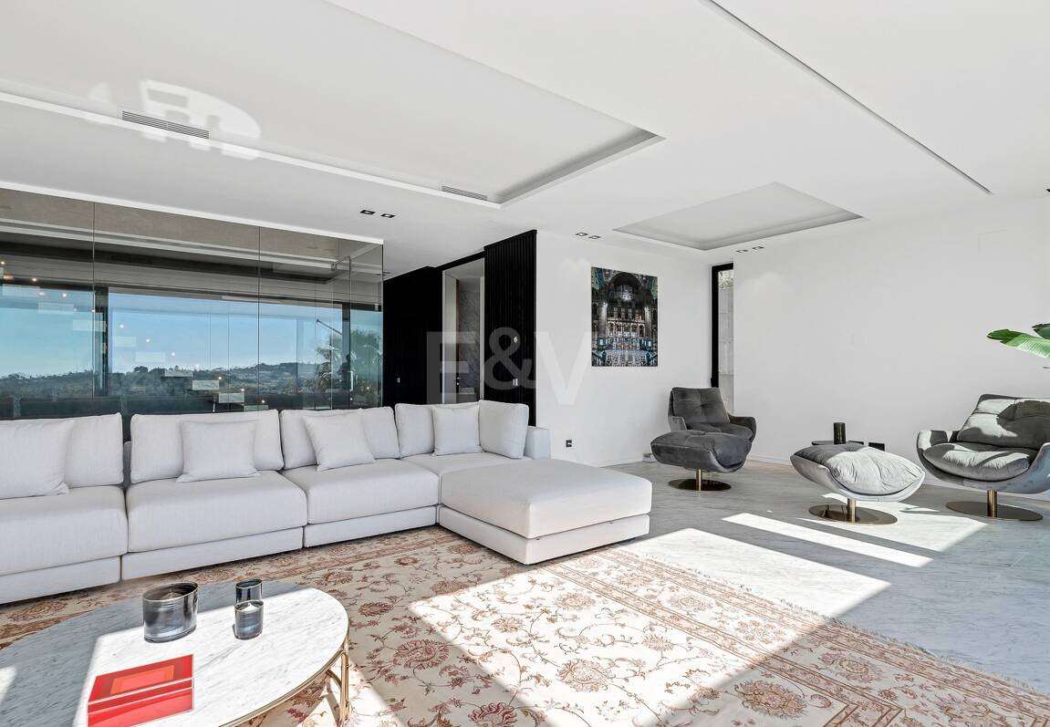 Villa design avec vue panoramique sur la mer dans le prestigieux Golf Resort