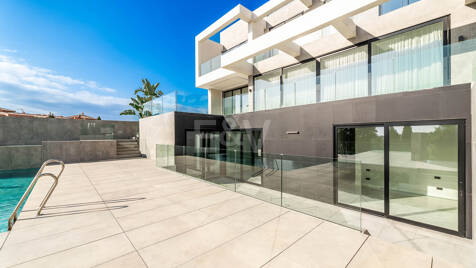 Villa design avec vue panoramique sur la mer dans le prestigieux Golf Resort