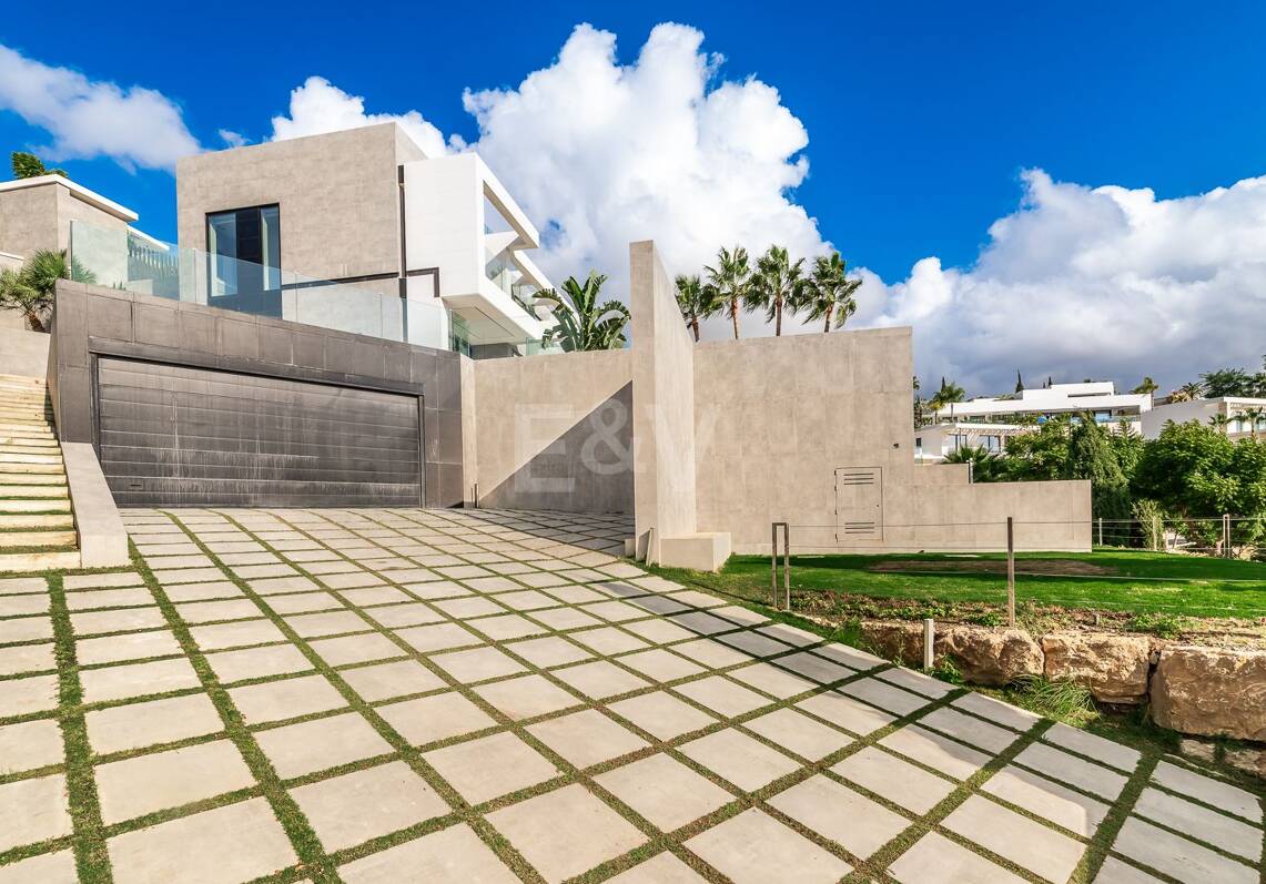 Villa design avec vue panoramique sur la mer dans le prestigieux Golf Resort