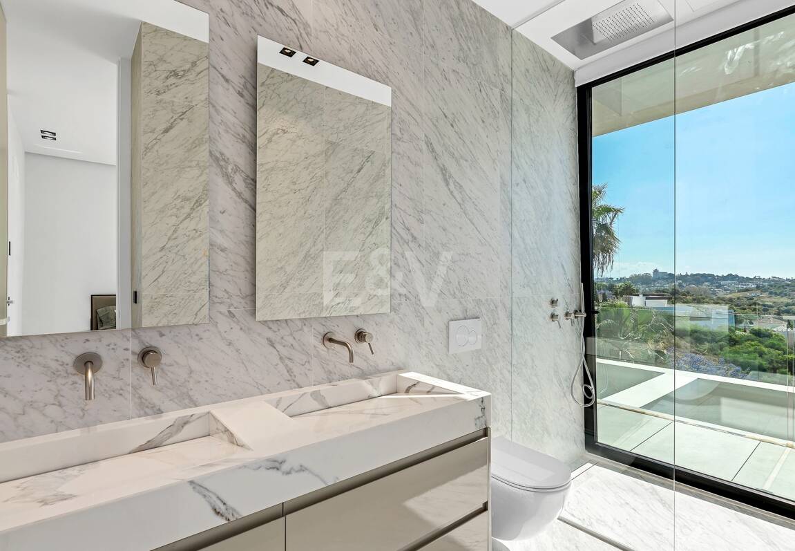 Villa design avec vue panoramique sur la mer dans le prestigieux Golf Resort