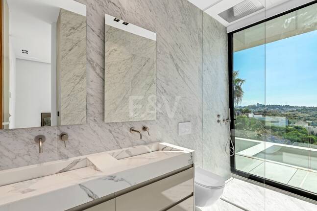 Villa design avec vue panoramique sur la mer dans le prestigieux Golf Resort