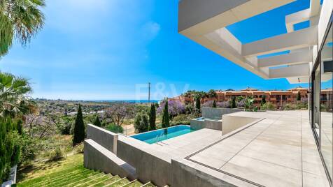 Villa design avec vue panoramique sur la mer dans le prestigieux Golf Resort
