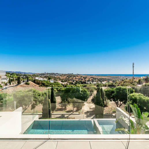 Villa design avec vue panoramique sur la mer dans le prestigieux Golf Resort