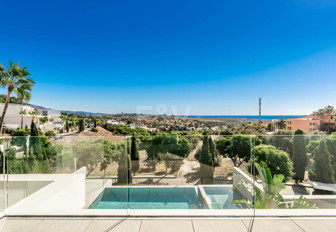 Villa design avec vue panoramique sur la mer dans le prestigieux Golf Resort