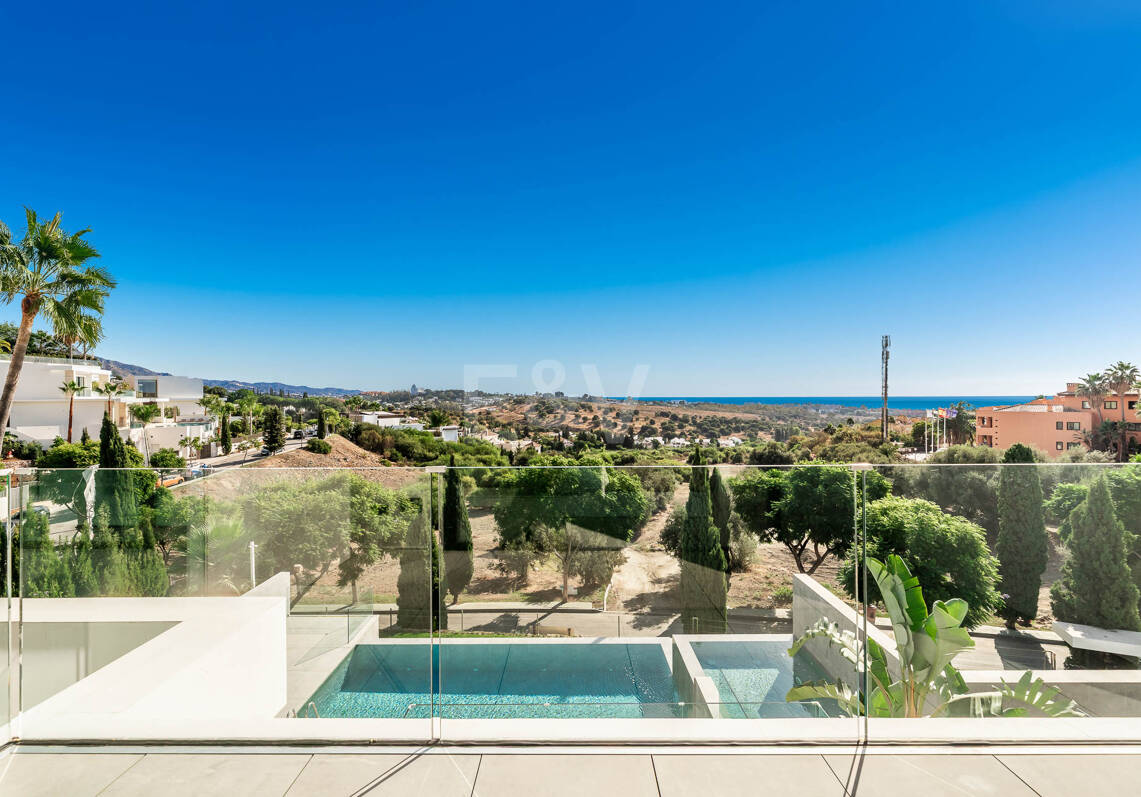 Villa design avec vue panoramique sur la mer dans le prestigieux Golf Resort