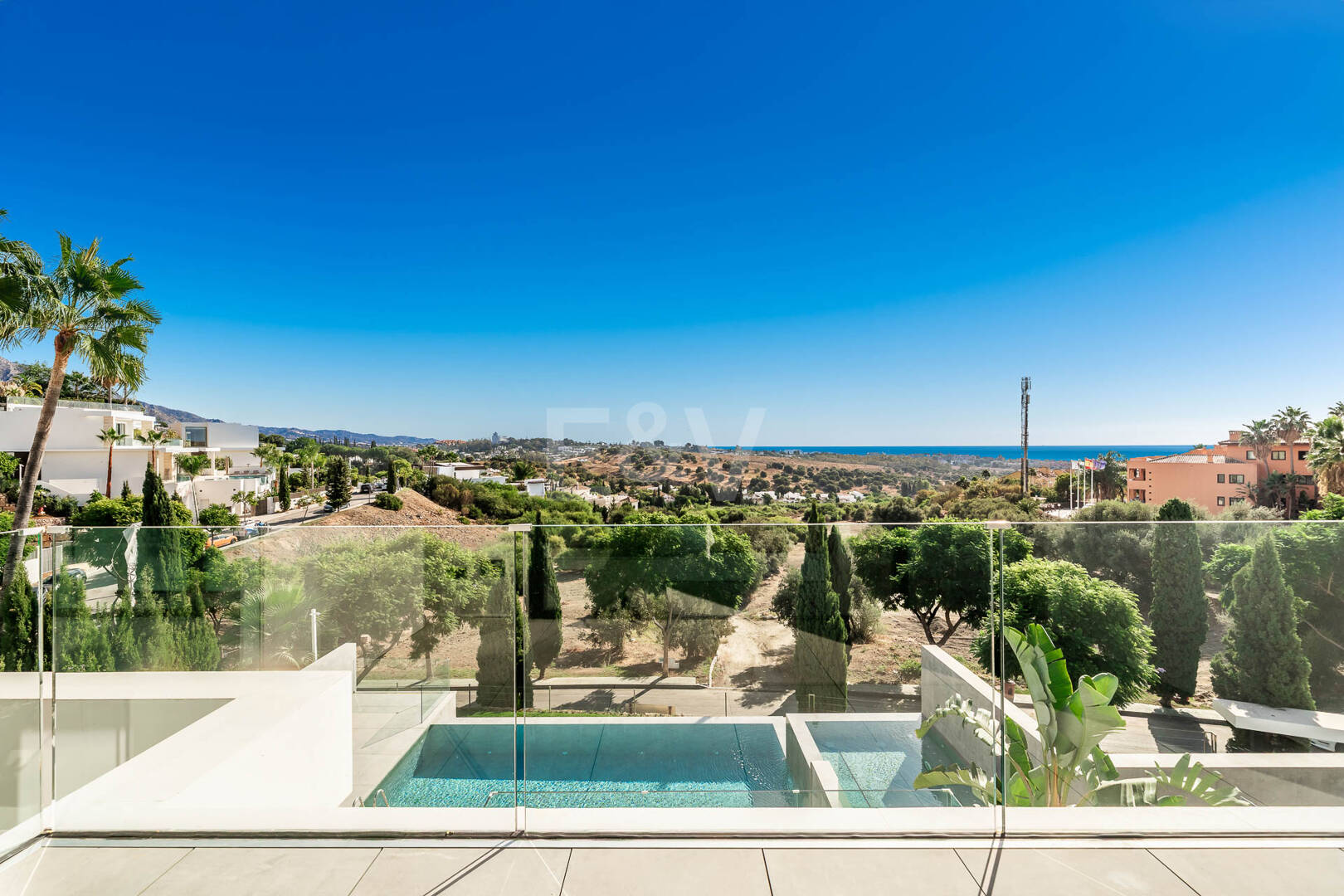 Villa design avec vue panoramique sur la mer dans le prestigieux Golf Resort