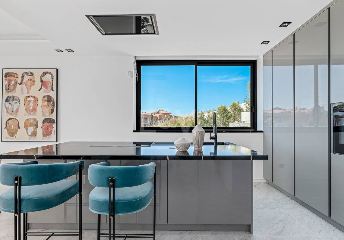 Villa design avec vue panoramique sur la mer dans le prestigieux Golf Resort