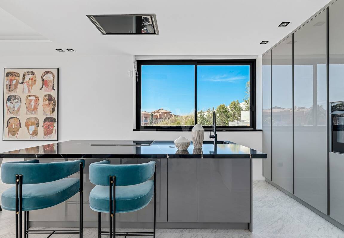 Villa design avec vue panoramique sur la mer dans le prestigieux Golf Resort