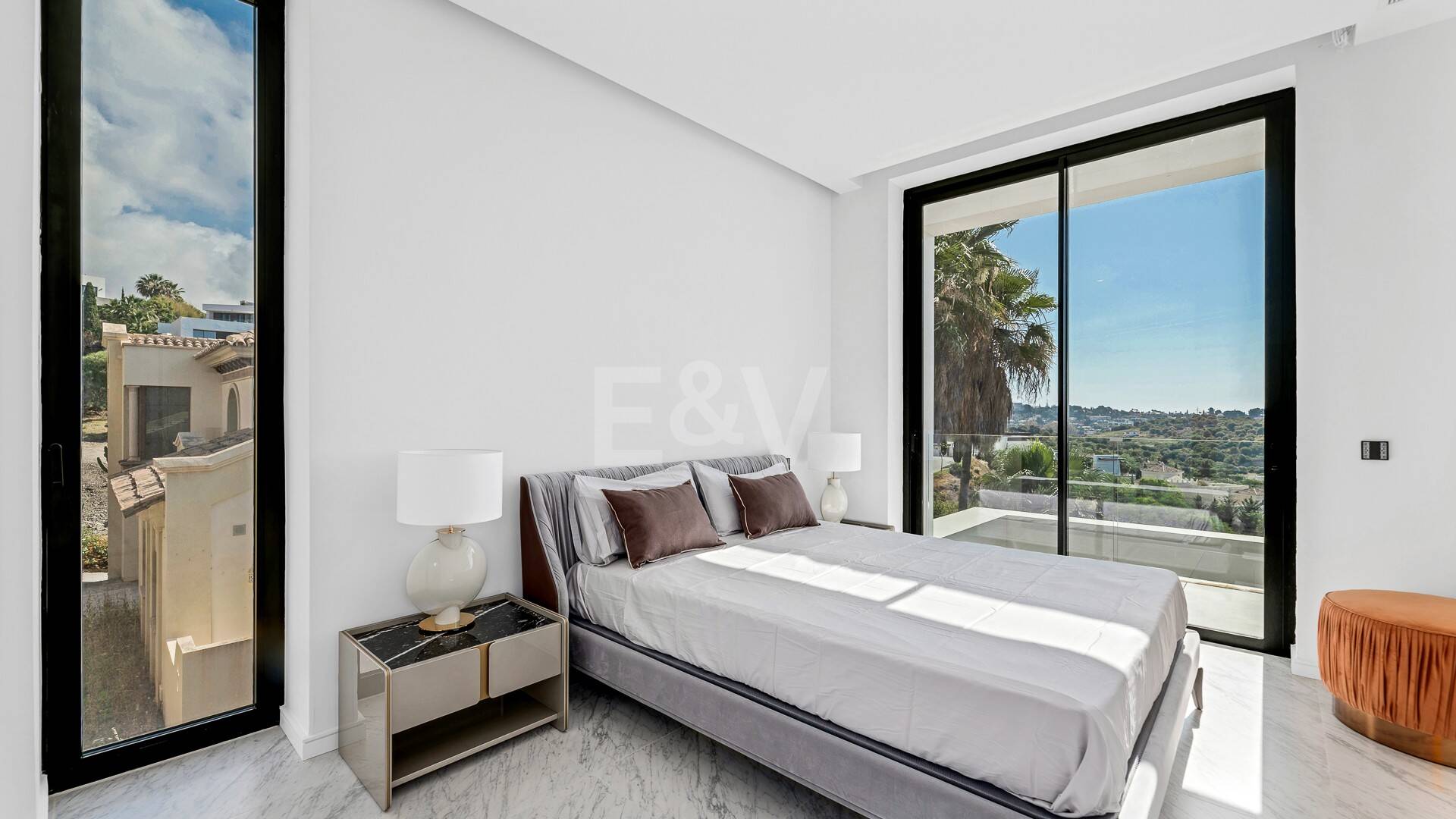 Villa design avec vue panoramique sur la mer dans le prestigieux Golf Resort