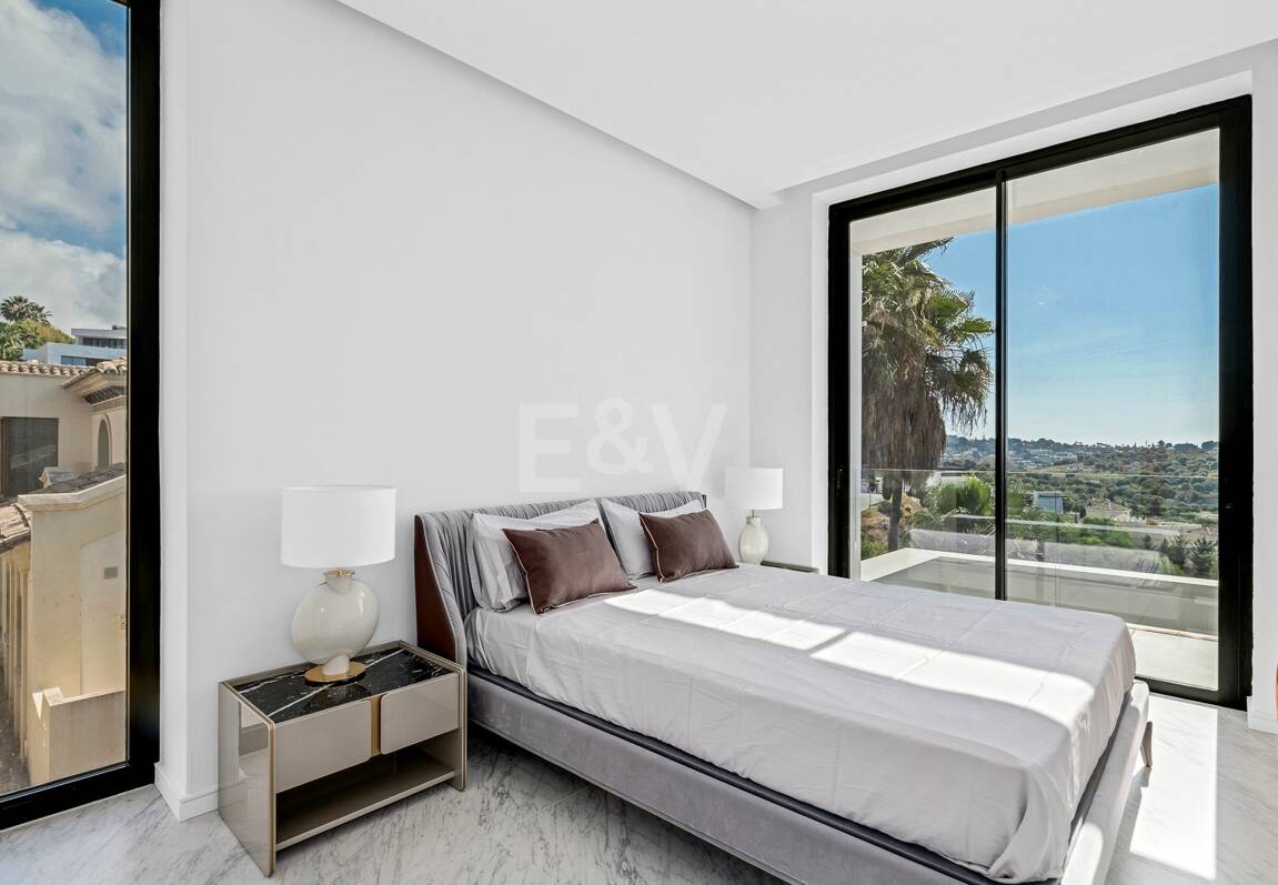 Villa design avec vue panoramique sur la mer dans le prestigieux Golf Resort