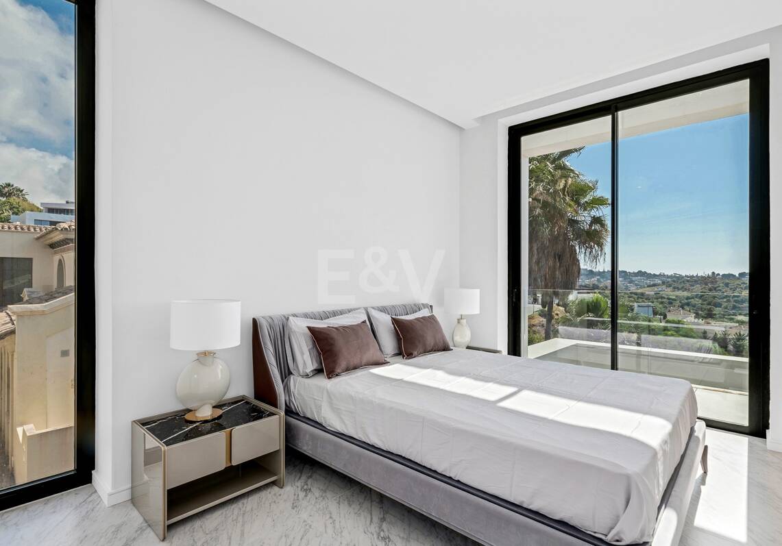 Villa design avec vue panoramique sur la mer dans le prestigieux Golf Resort