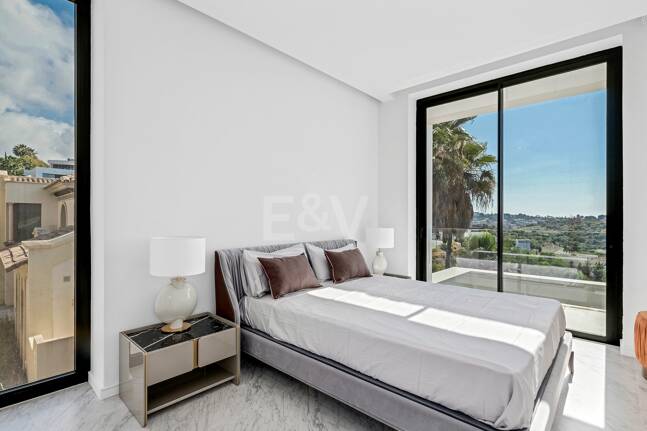 Villa design avec vue panoramique sur la mer dans le prestigieux Golf Resort