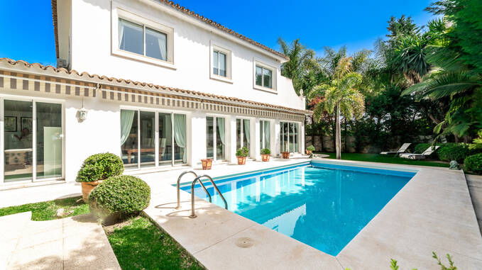 Encantadora villa en Los Monteros a unos metros de la playa