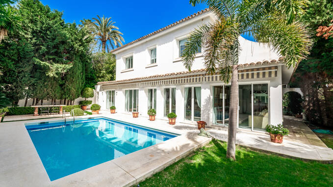 Encantadora villa en Los Monteros a unos metros de la playa