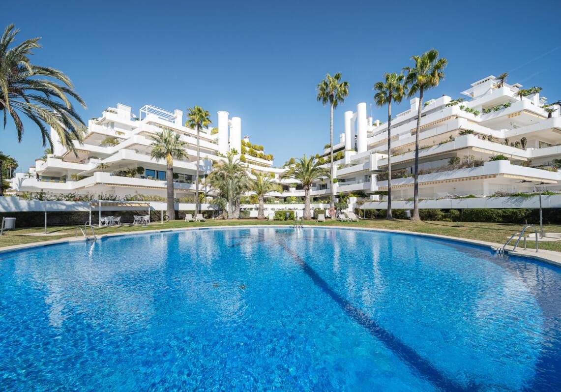 Elegant lägenhet i Las Lomas del Marbella Club med fantastisk utsikt