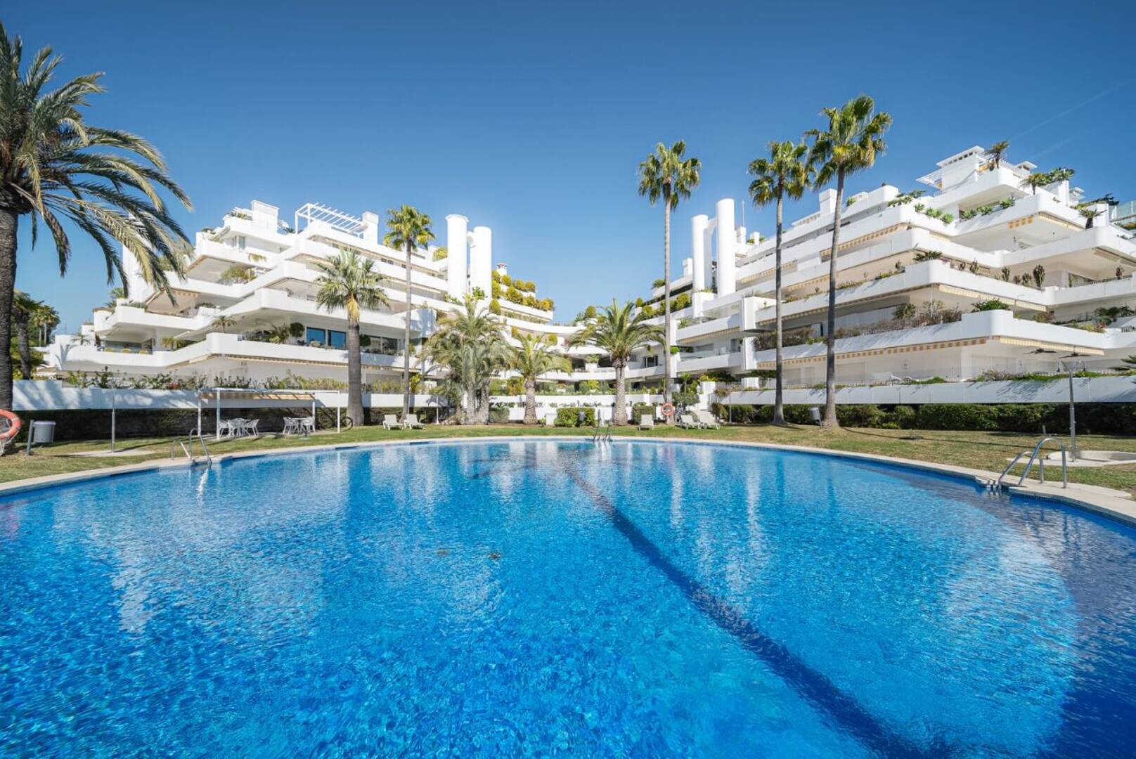 Elegantes Apartment in Las Lomas del Marbella Club mit atemberaubender Aussicht