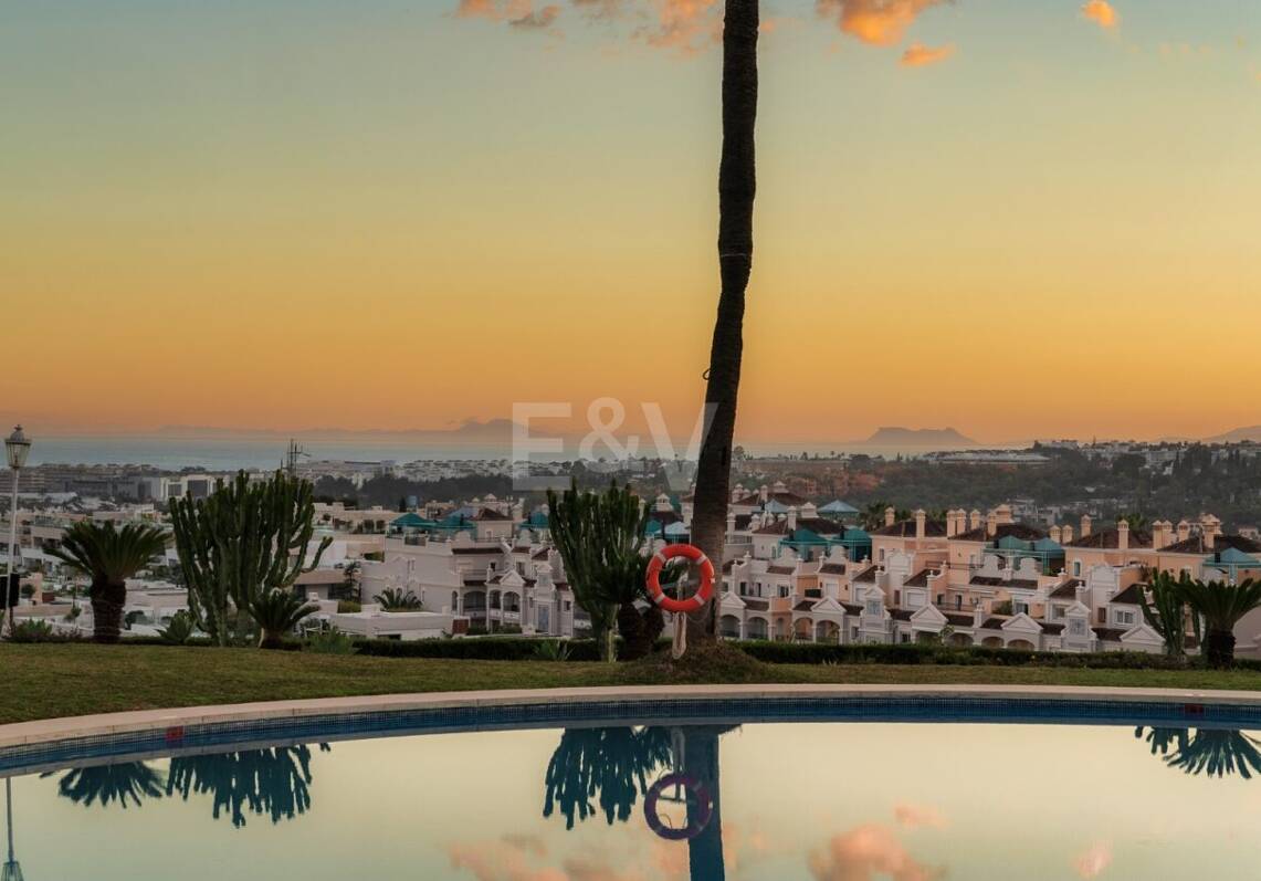 Elegant lägenhet i Las Lomas del Marbella Club med fantastisk utsikt