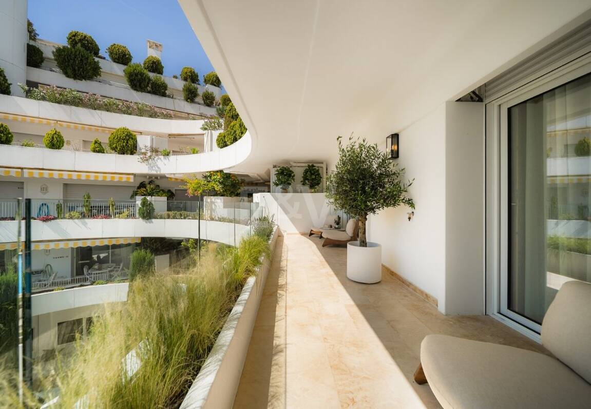 Elegant Apartment in Las Lomas del Marbella Club with Stunning Views