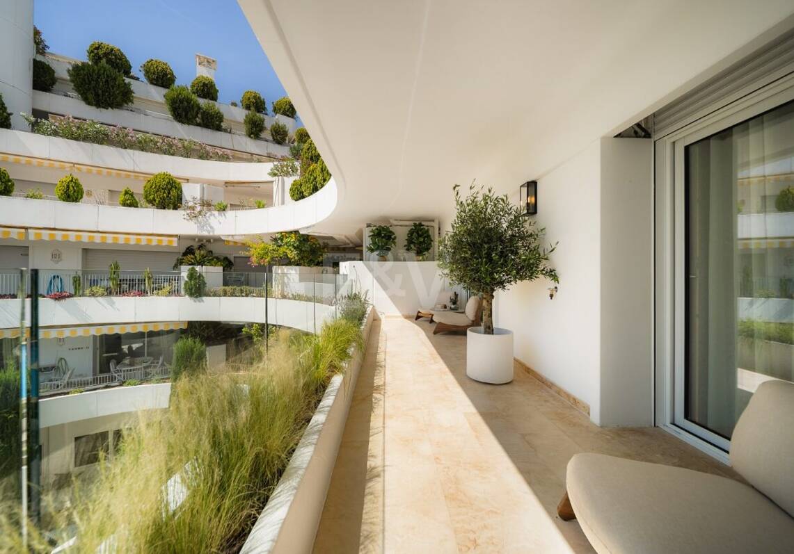 Elegant lägenhet i Las Lomas del Marbella Club med fantastisk utsikt