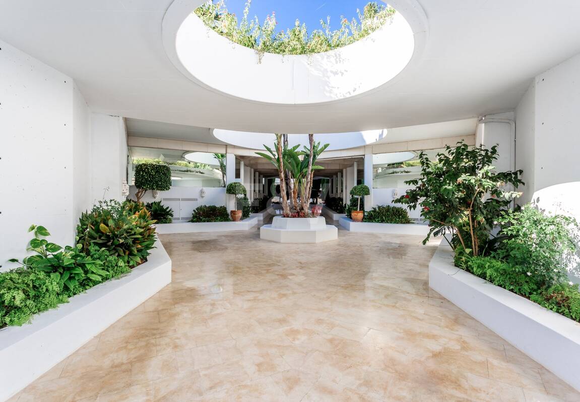 Elegant Apartment in Las Lomas del Marbella Club with Stunning Views